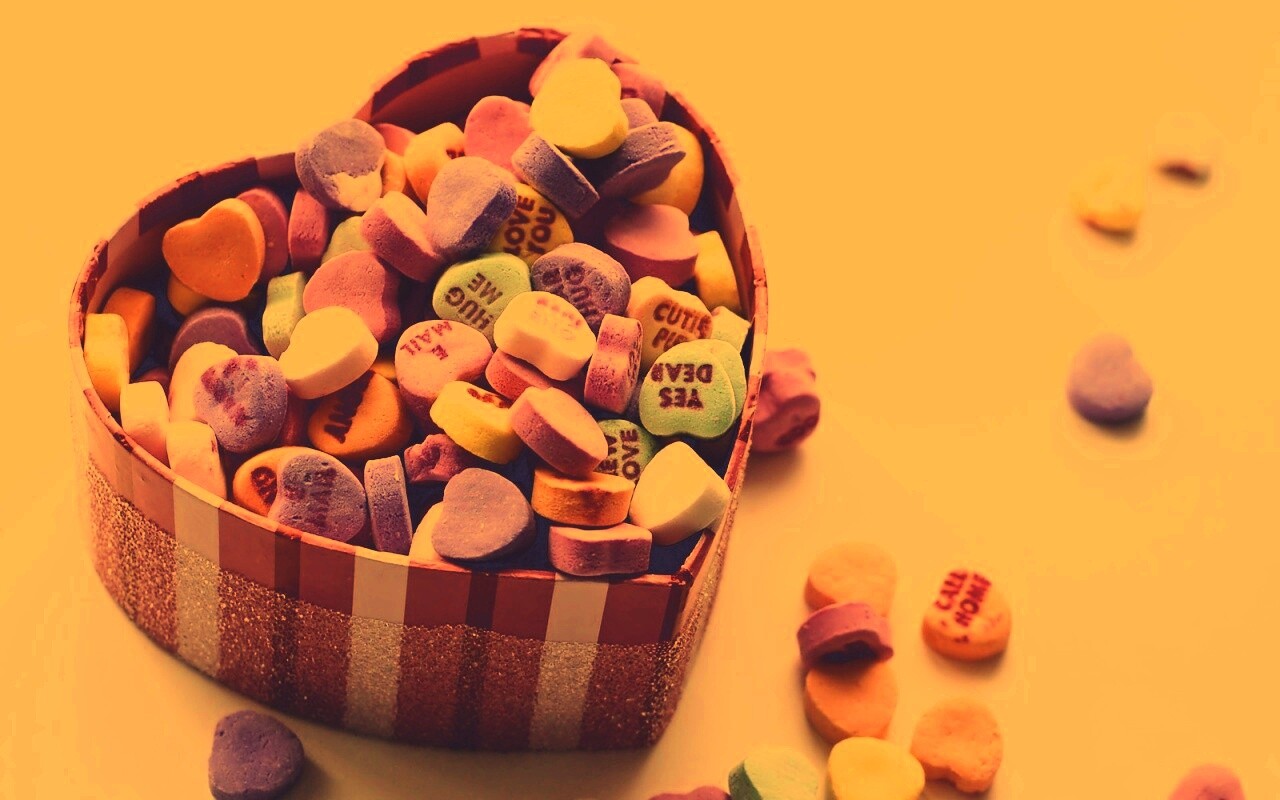 Конфеты в форме сердца обои