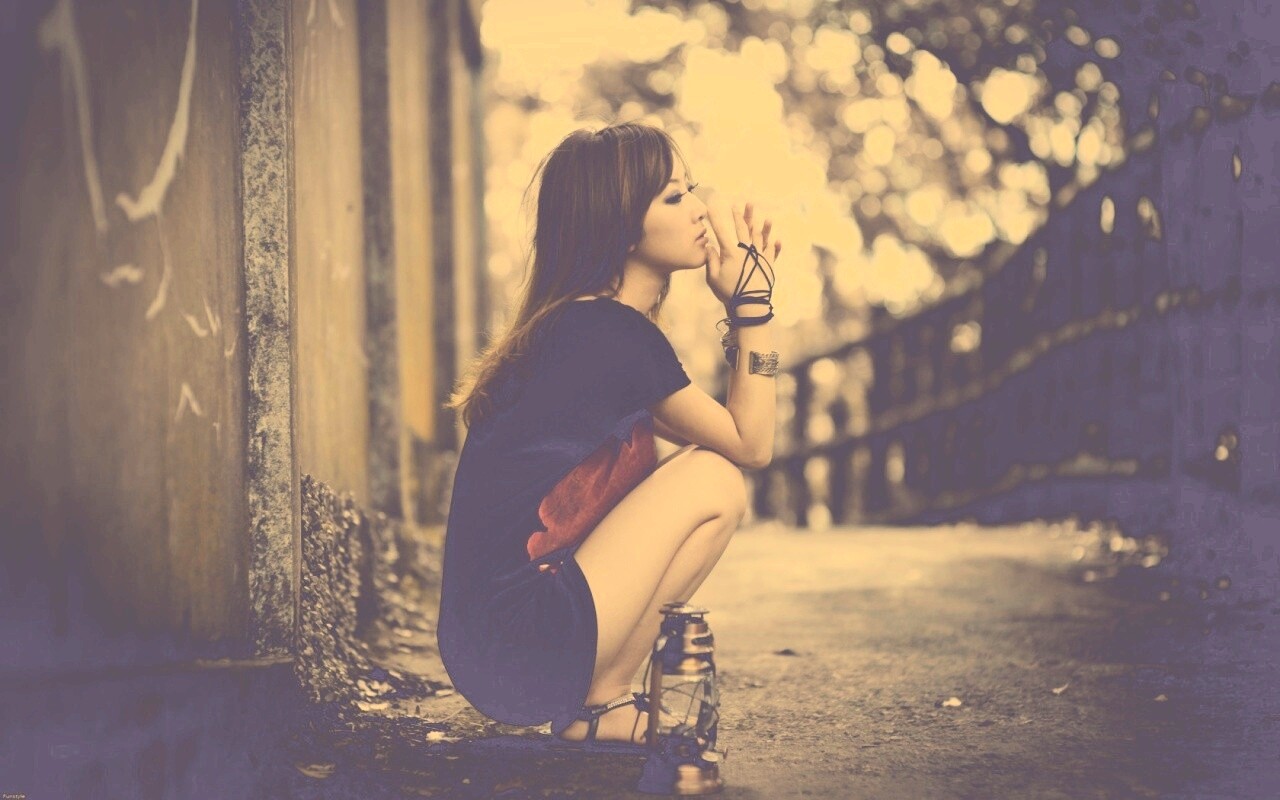 Японская девушка и масляный фонарь обои