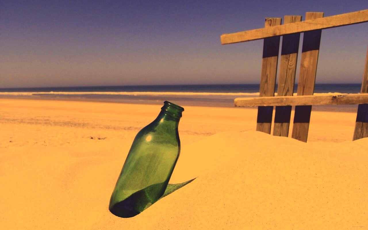 Бутылка на пляже обои
