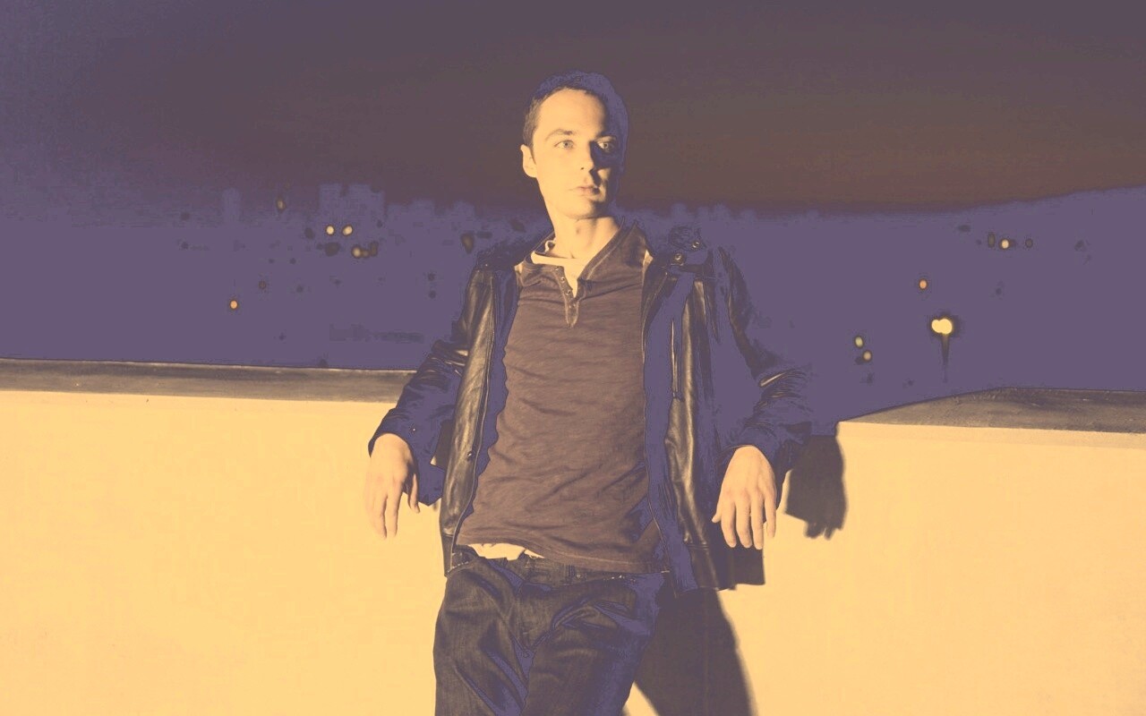 Джим Парсонс на балконе обои