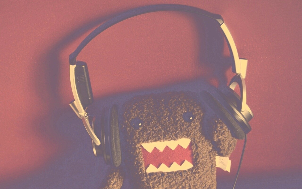 Демокун в наушниках обои