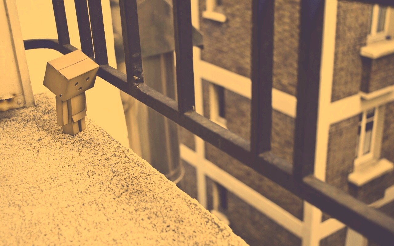 Грустный картонный человечек обои