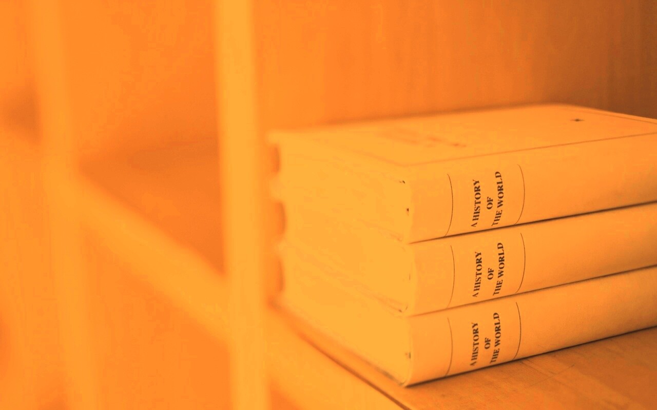 Книги на полке обои