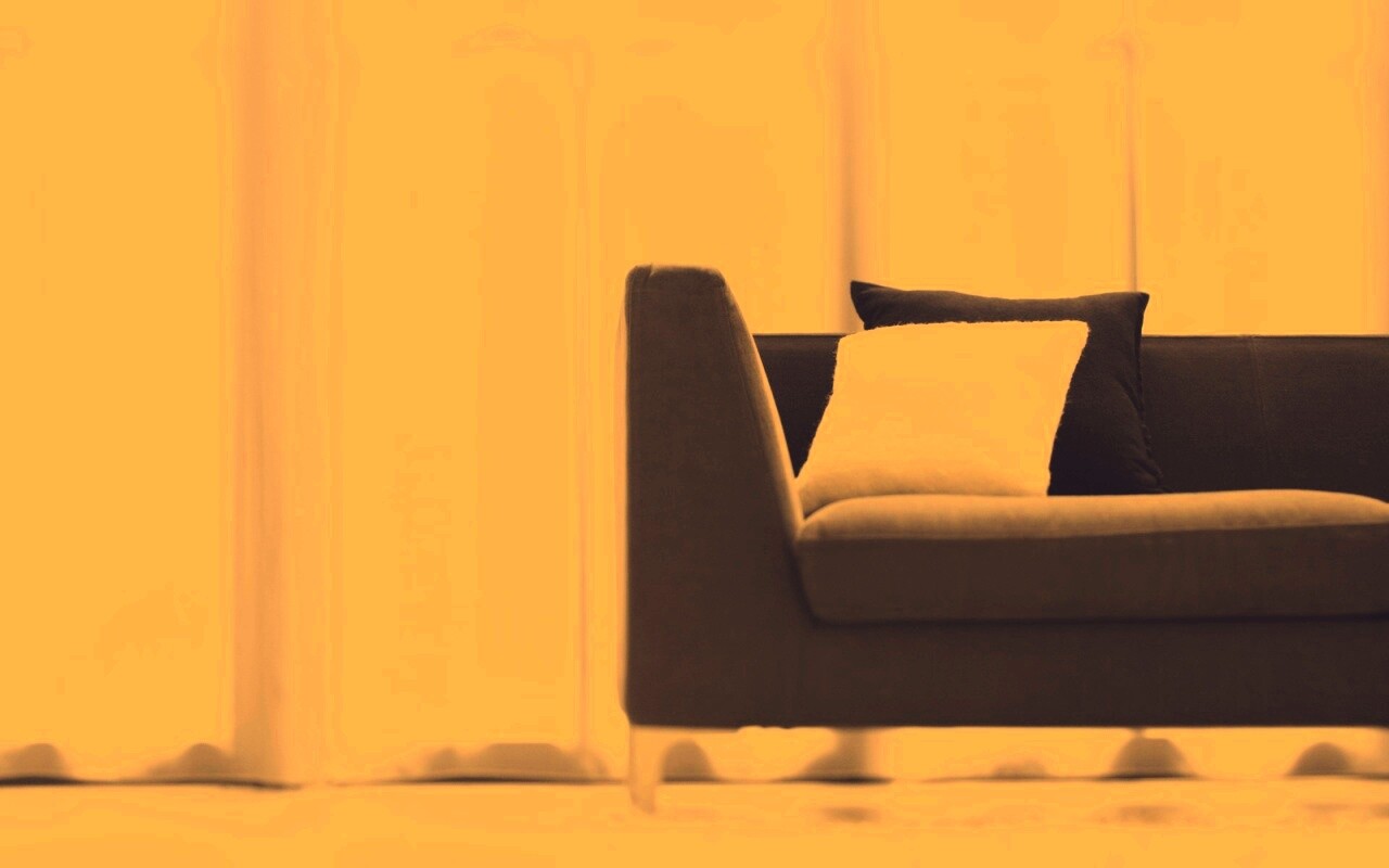 Диван с черной и белой подушками обои