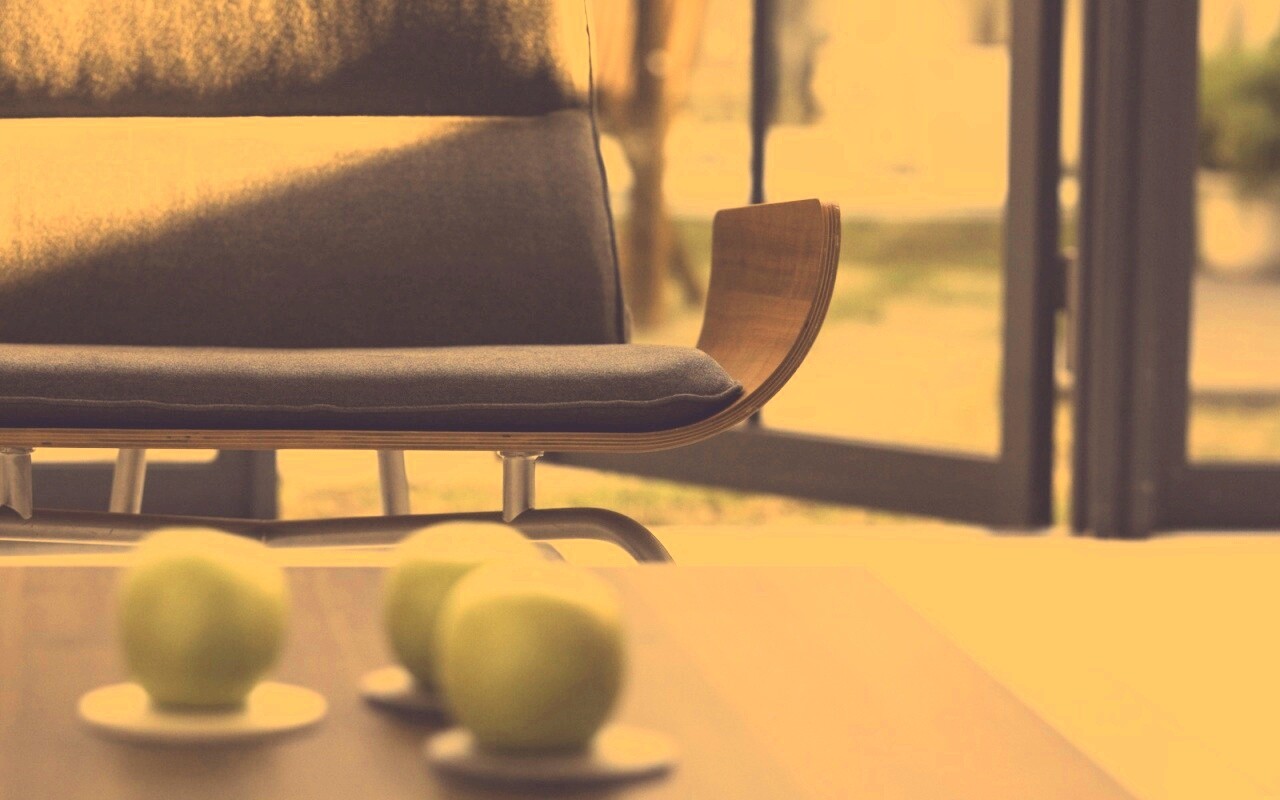 Яблоки на столе обои