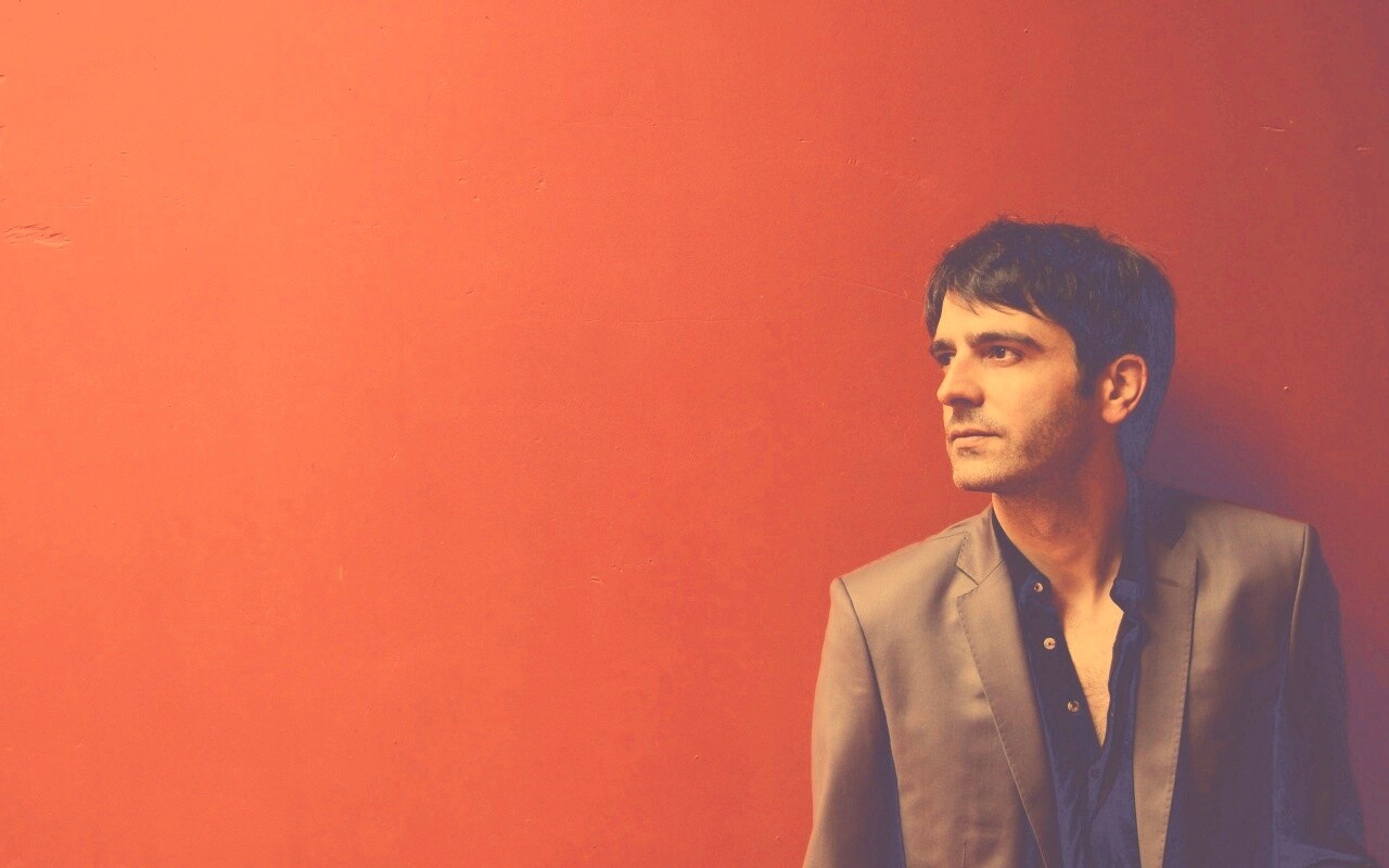 На красном фоне обои