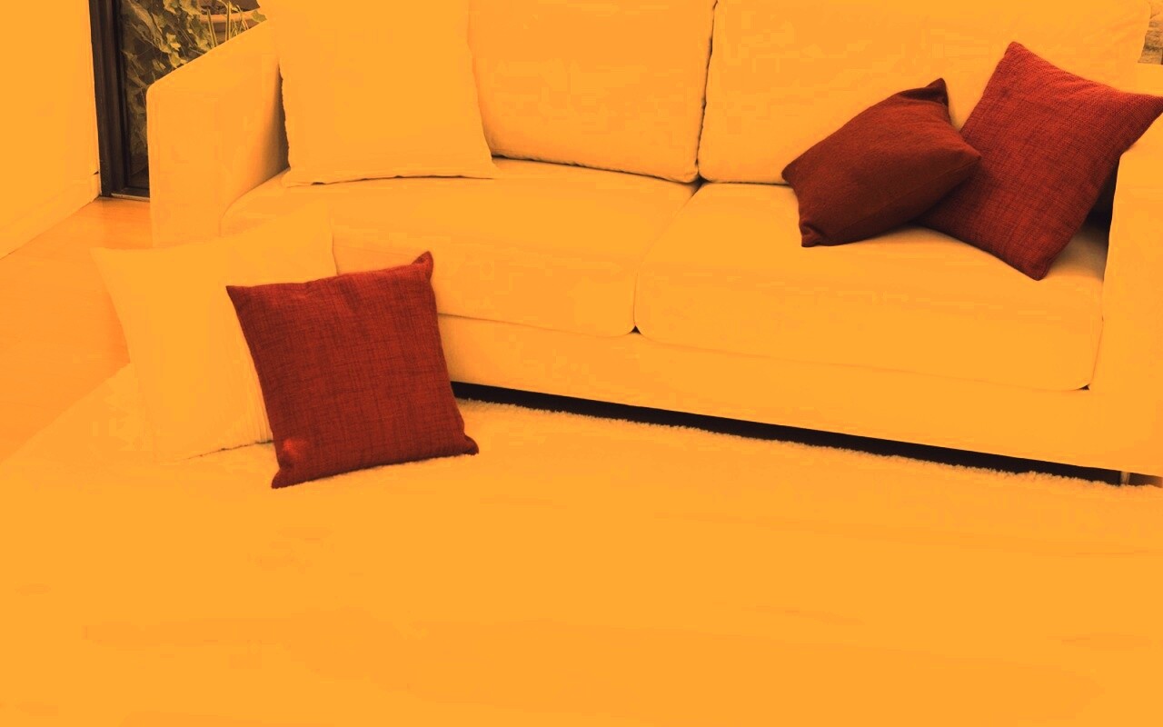 Диван с подушками обои