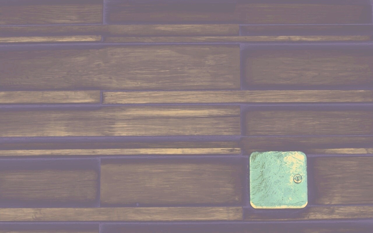 Коробка на деревянной стене обои