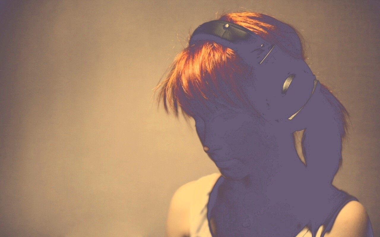 Рыжая в наушниках обои