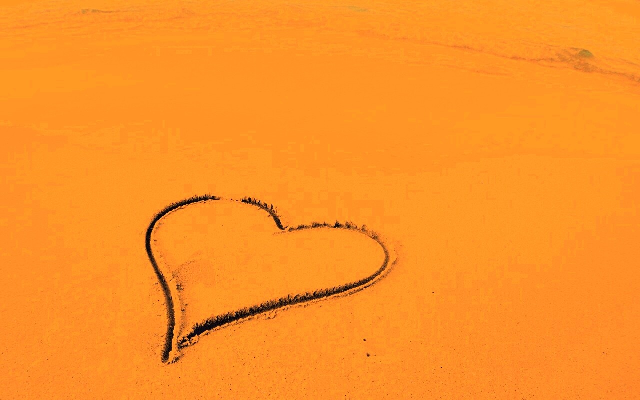 Аккуратное сердце на песке обои