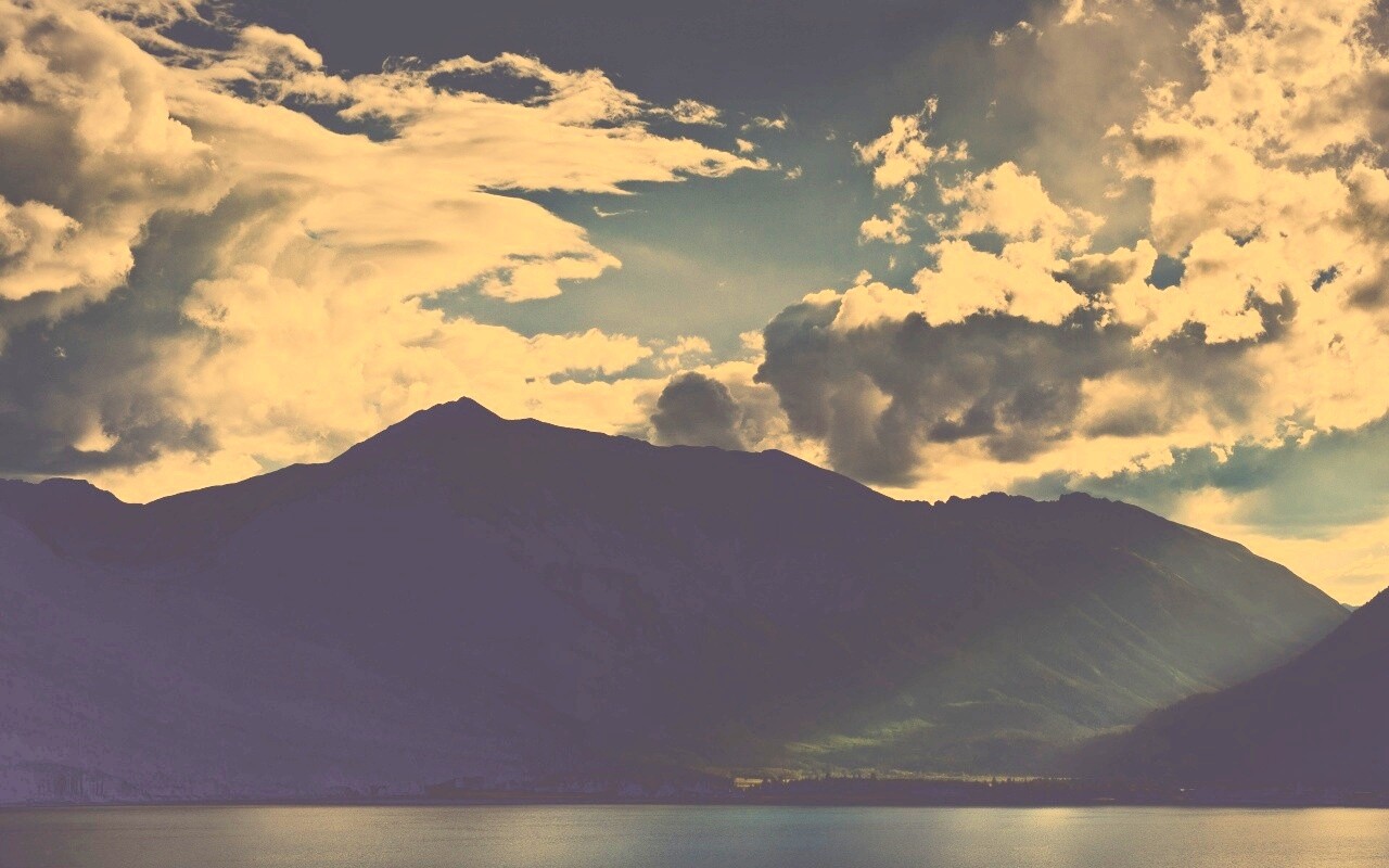 Свет на склонах гор обои