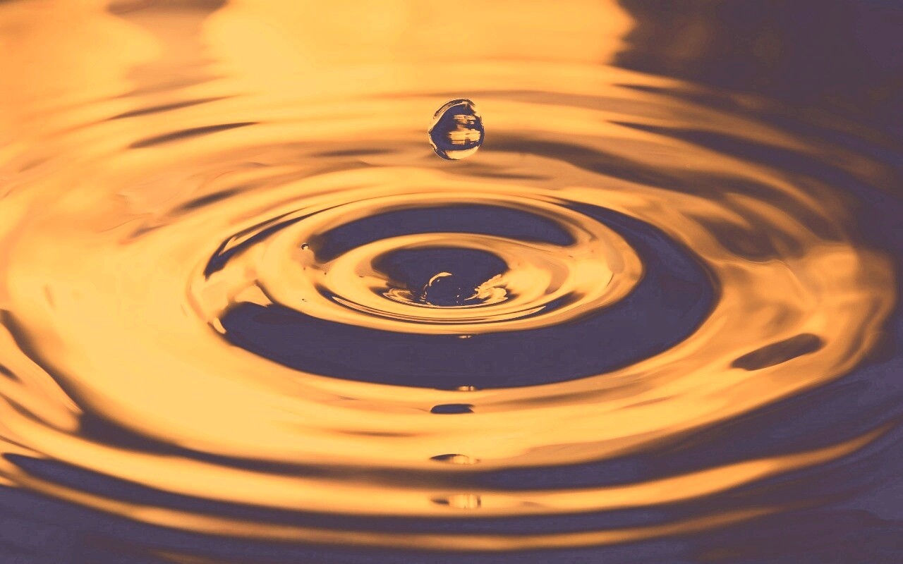 Капля падает в воду обои