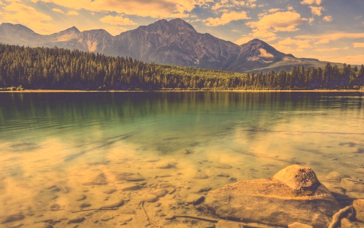 Зеленое озеро обои