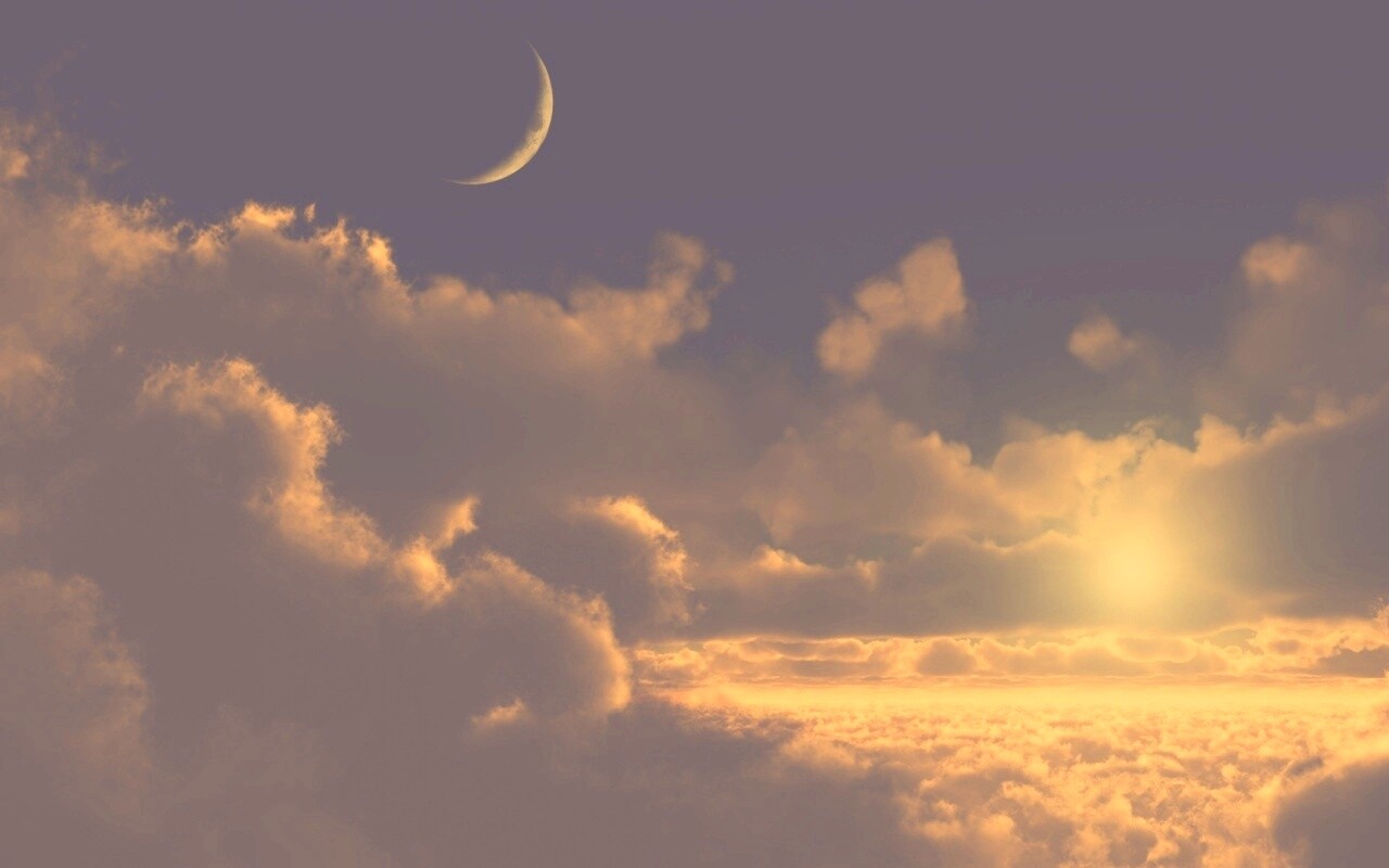 Закат и месяц над облаками обои
