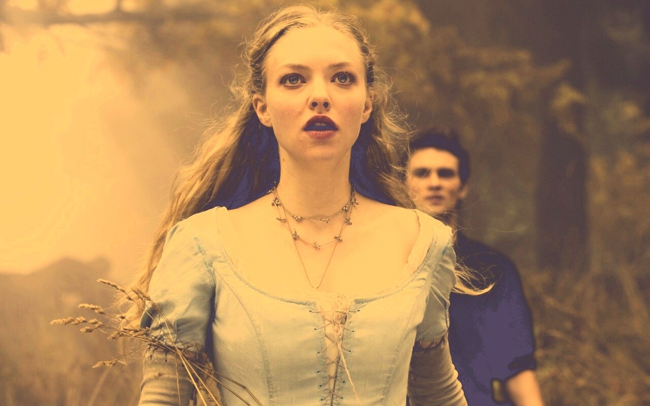 Аманда Сейфрид в Красной Шапочке обои