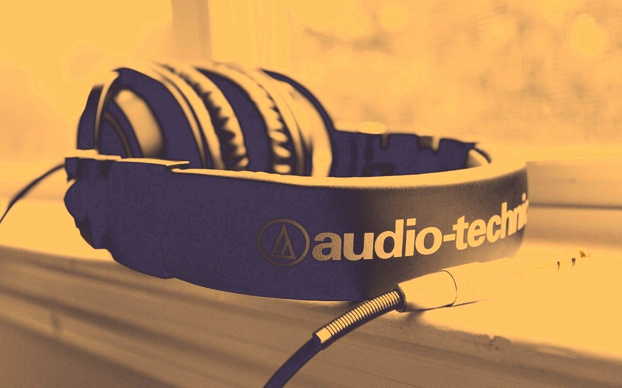 Наушники на подоконнике обои