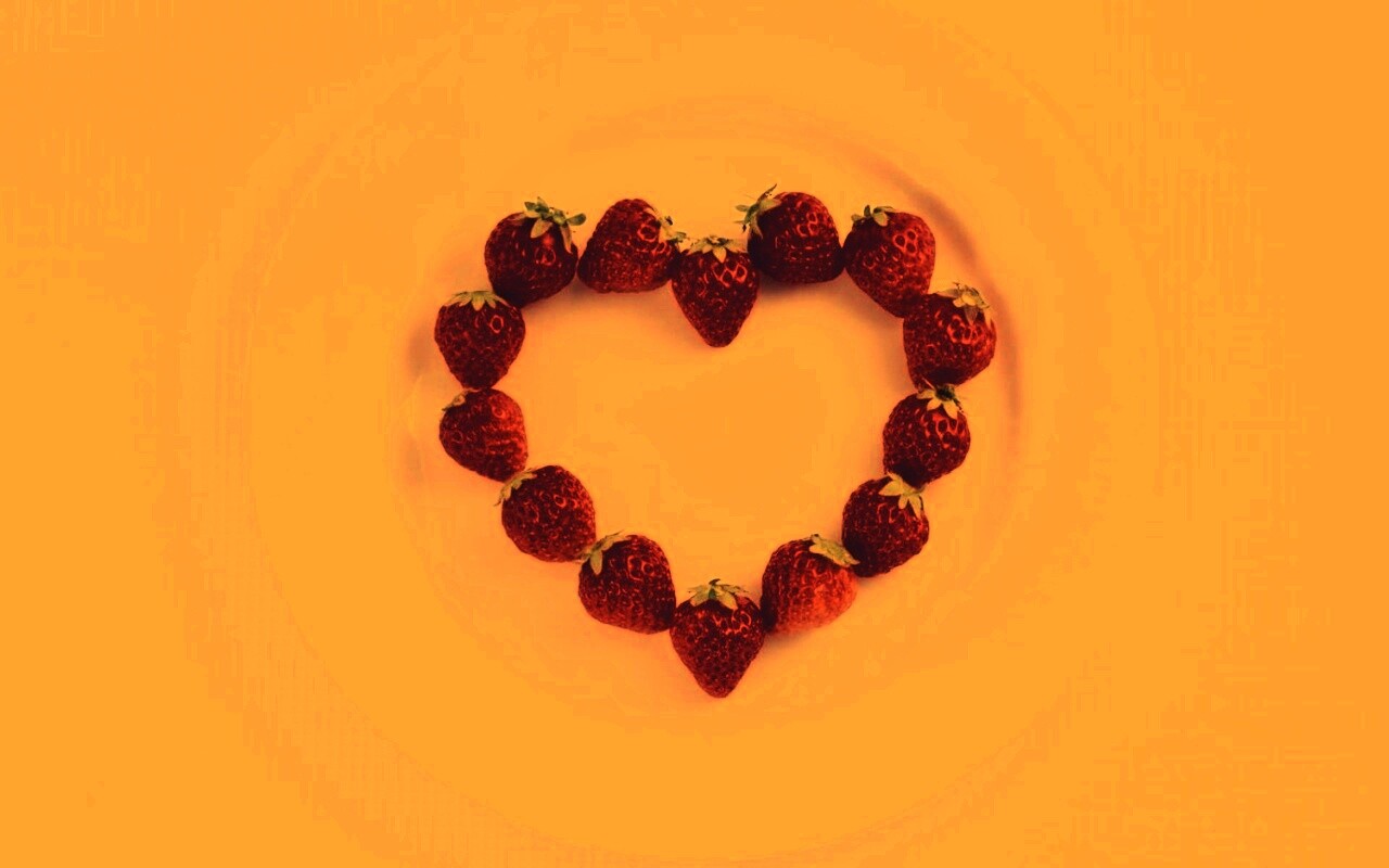 Тарелка с сердечком из клубники обои