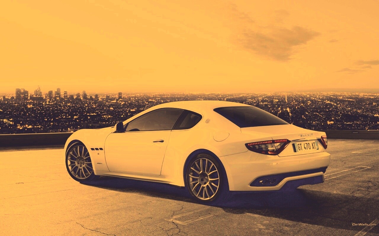 Maserati Granturismo на фоне города обои