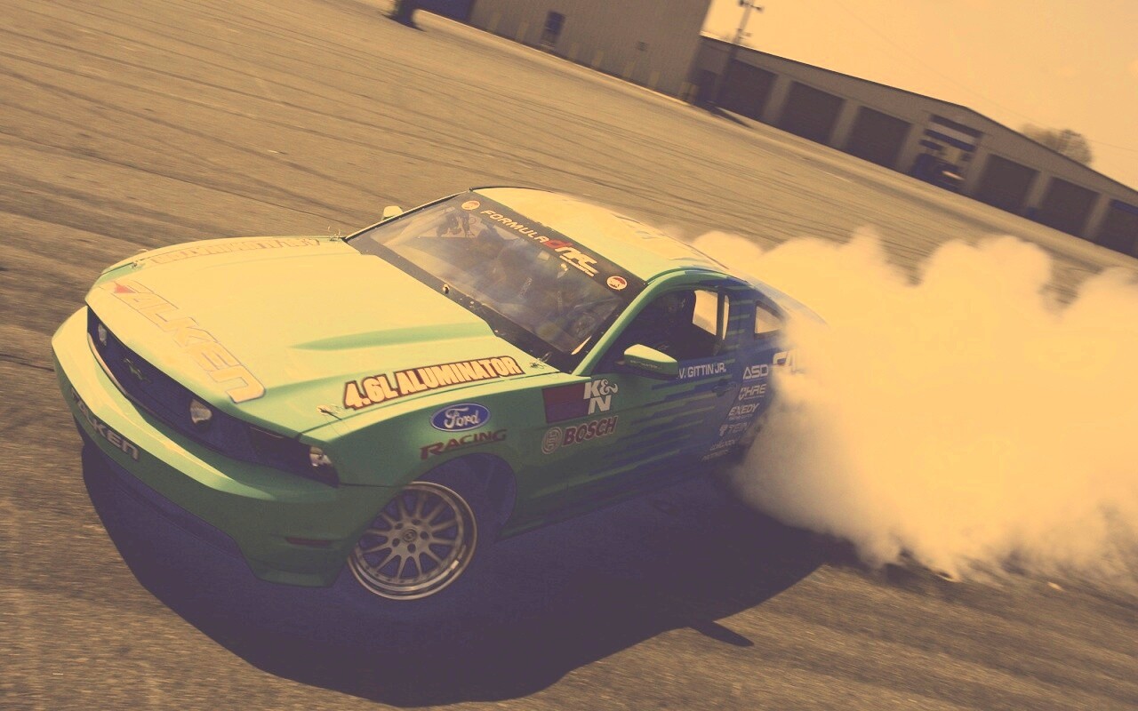 Мустанг дрифтует обои