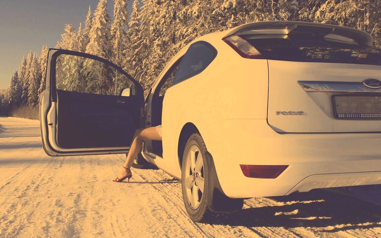 Девушка выходит из Ford Focus обои