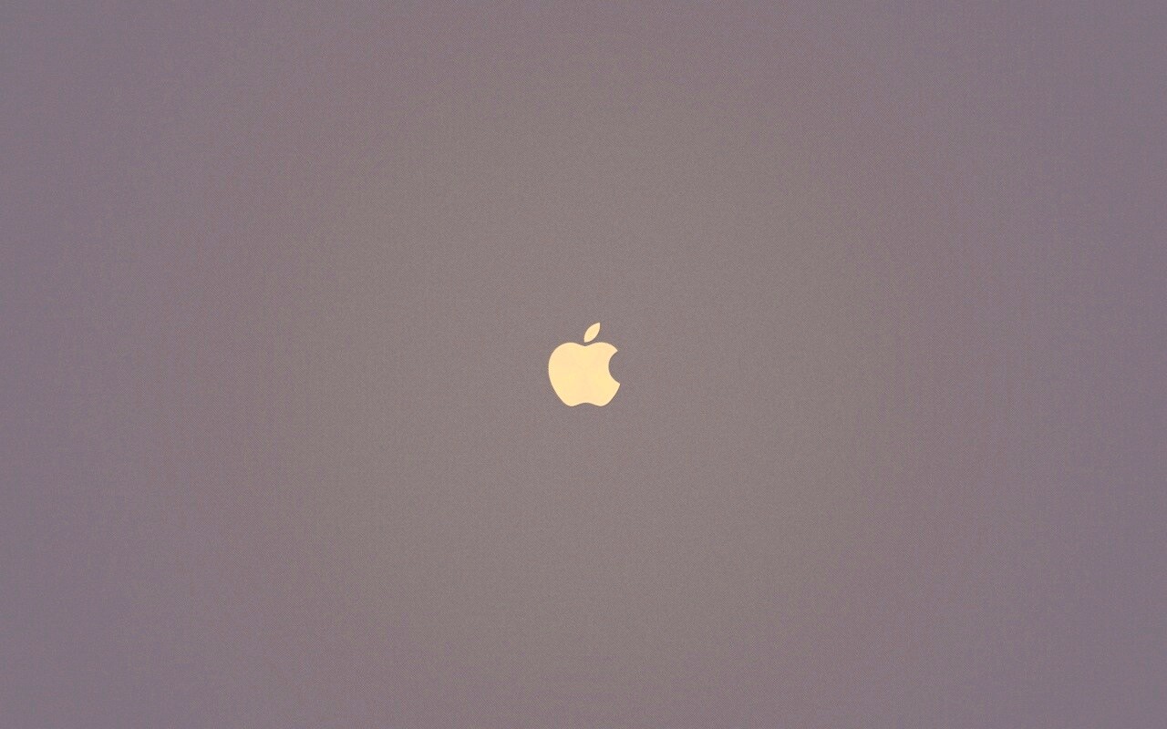 Темный фон - светлое яблоко обои