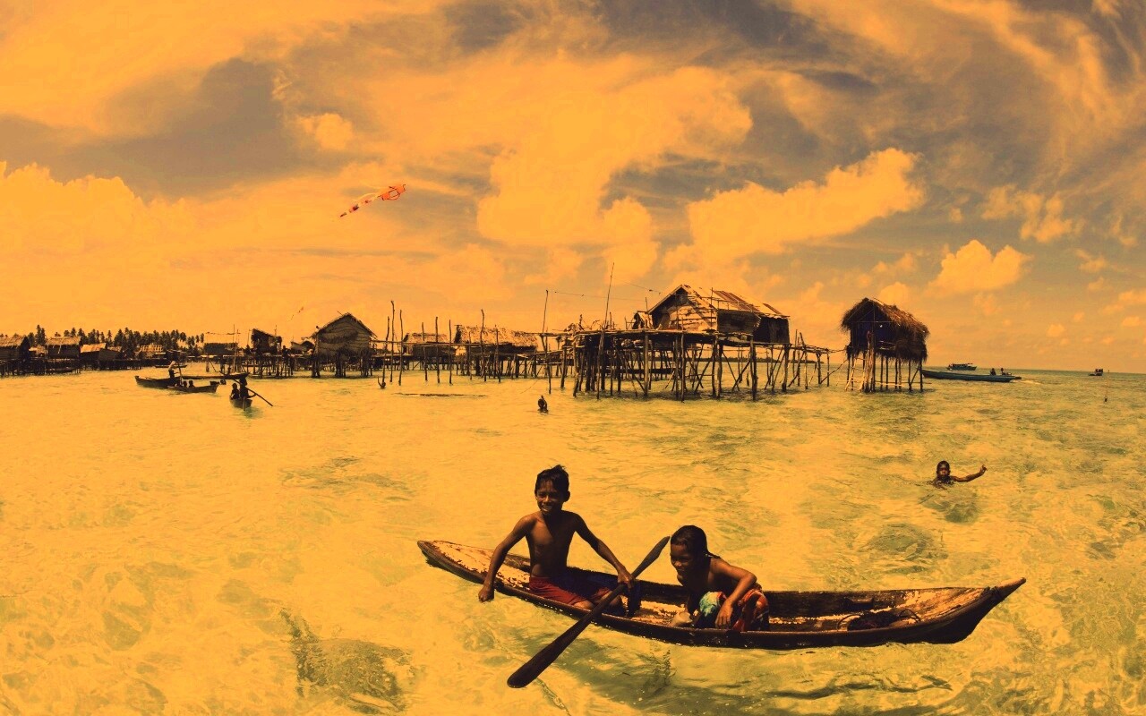 Дети в лодке у поселения туземцев обои