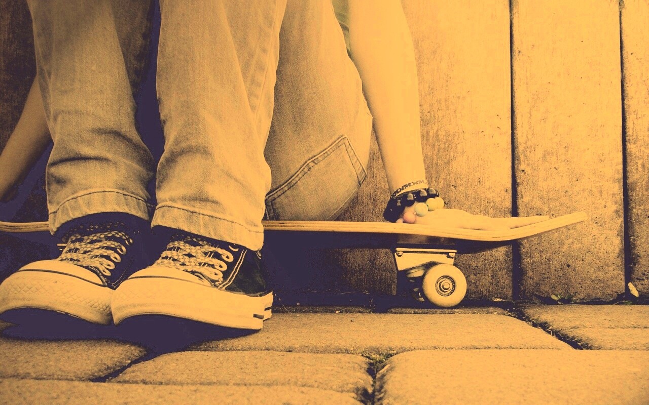 Девушка сидящая на скейте обои