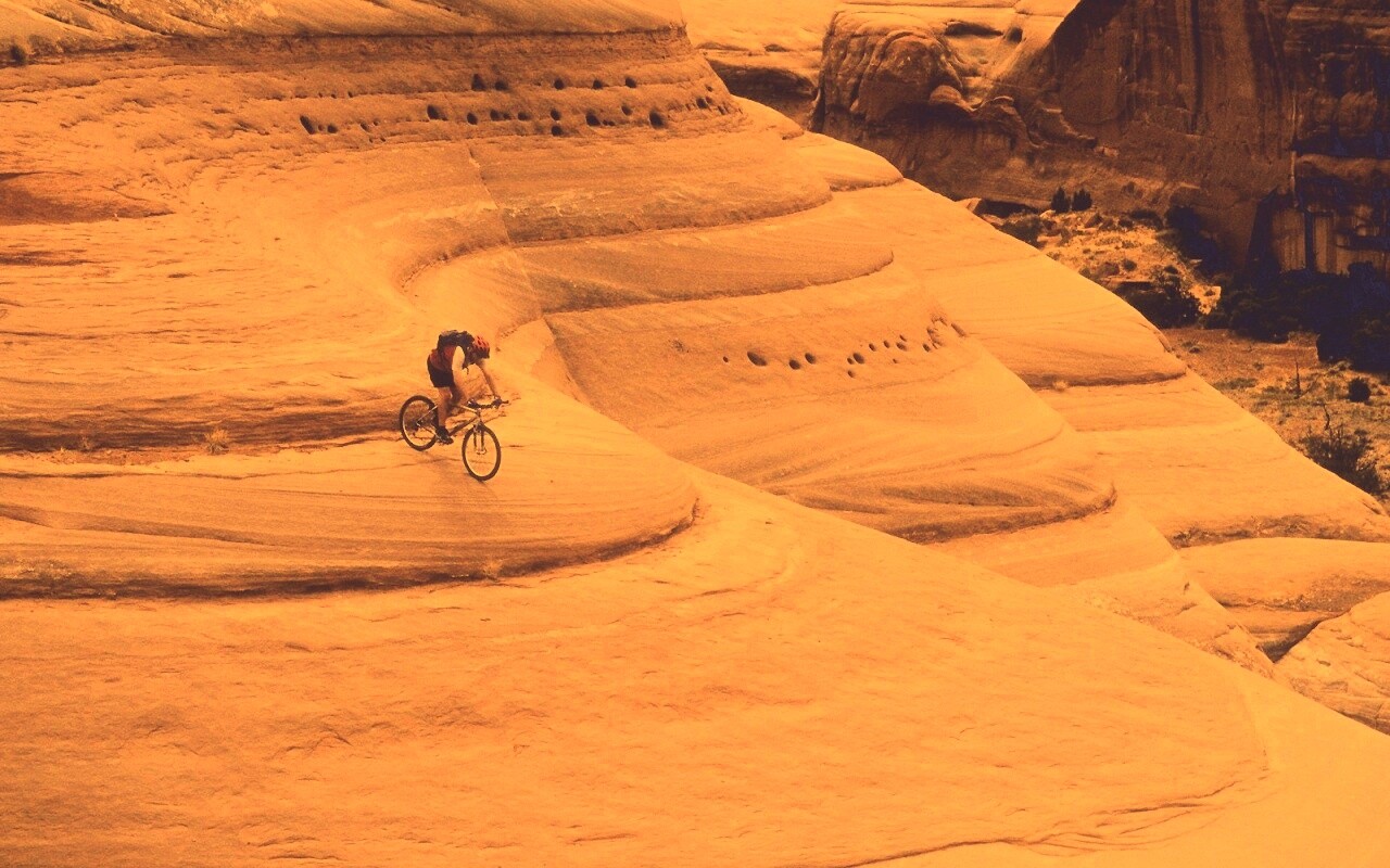 Опасный спуск на велосипеде обои