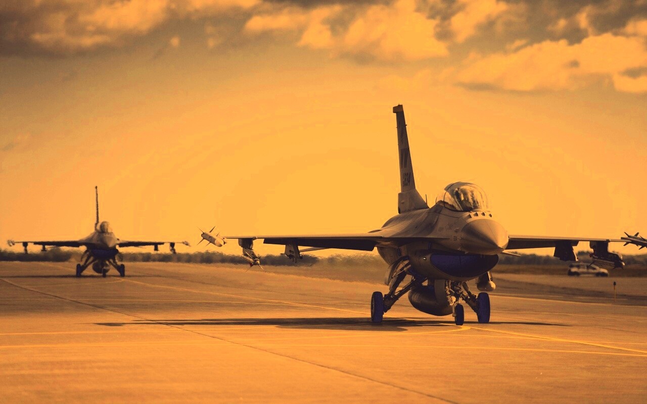 Истребители f16 Falcon на взлетной полосе обои