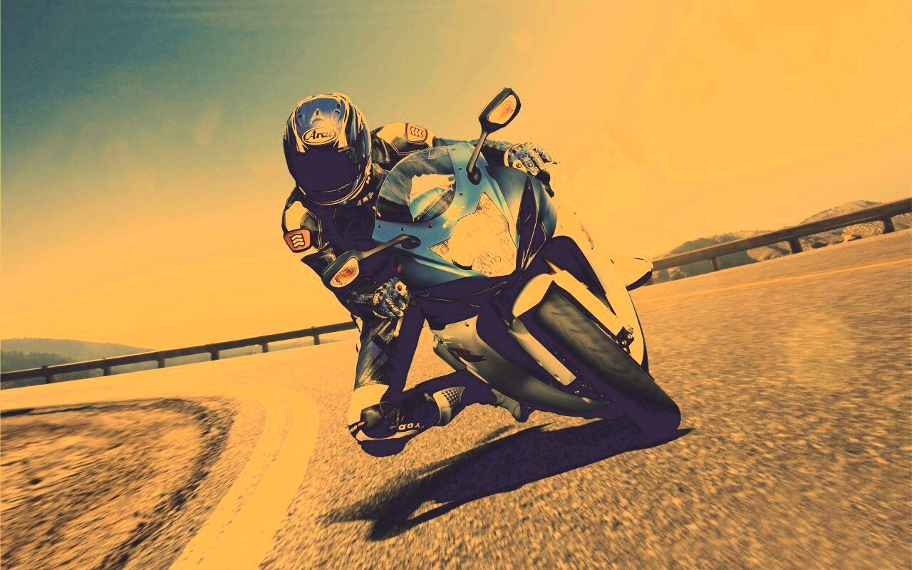 Мотоциклист на повороте обои