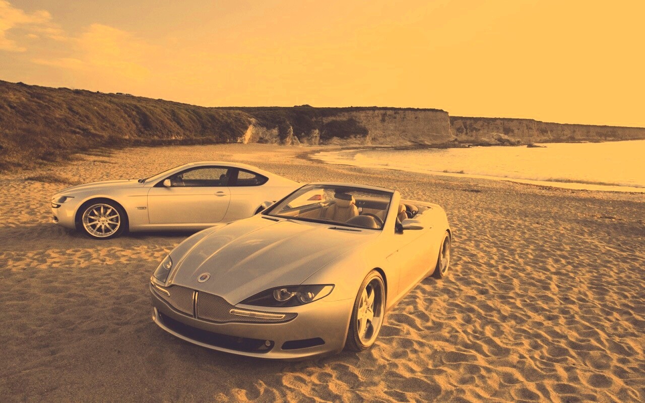 Два спорткара на берегу моря обои