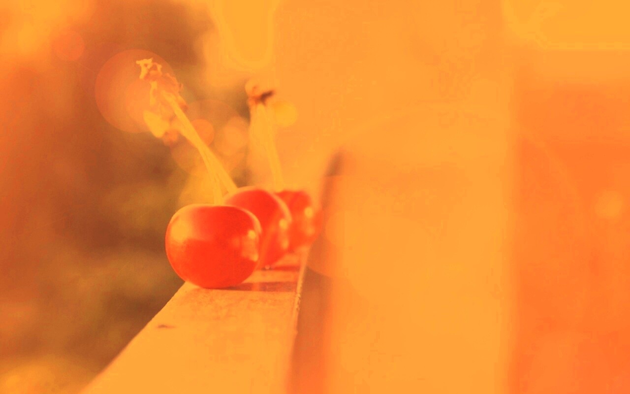 Вишенки на перилах обои