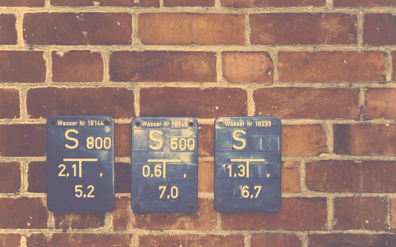 Стена с обозначениями обои