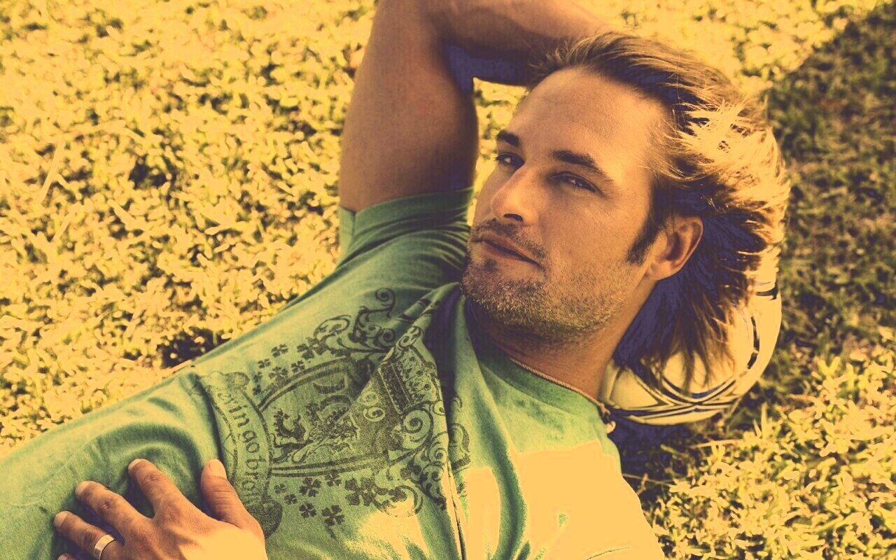 Джош Холлоуэй с мячом обои