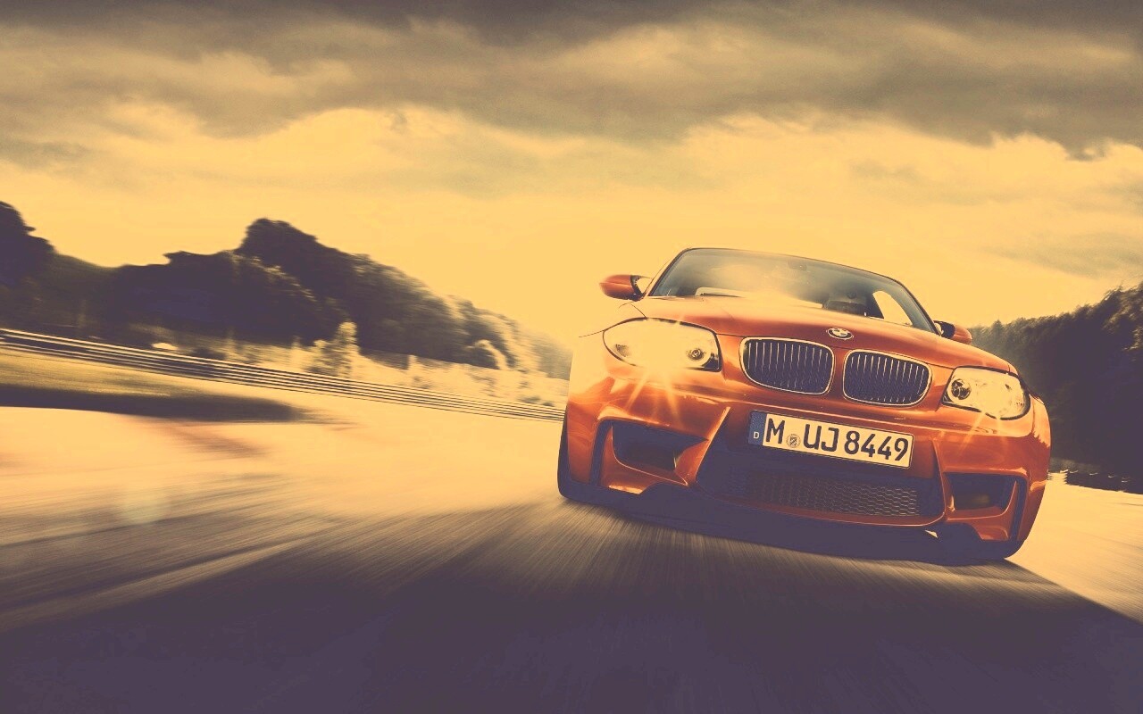 Оранжевый BMW M1 Coupe на треке обои