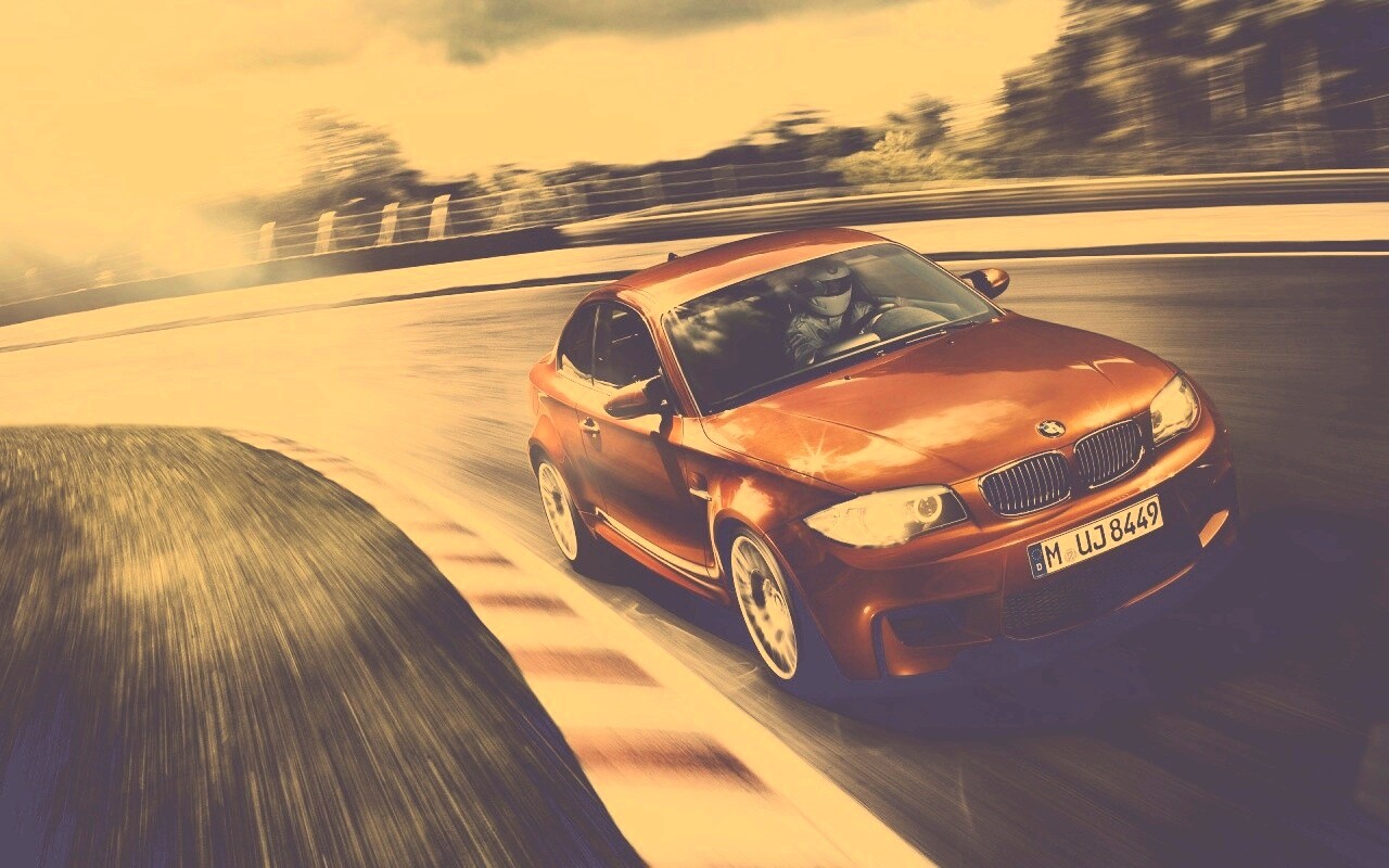 Гонщик за рулем BMW M1 обои