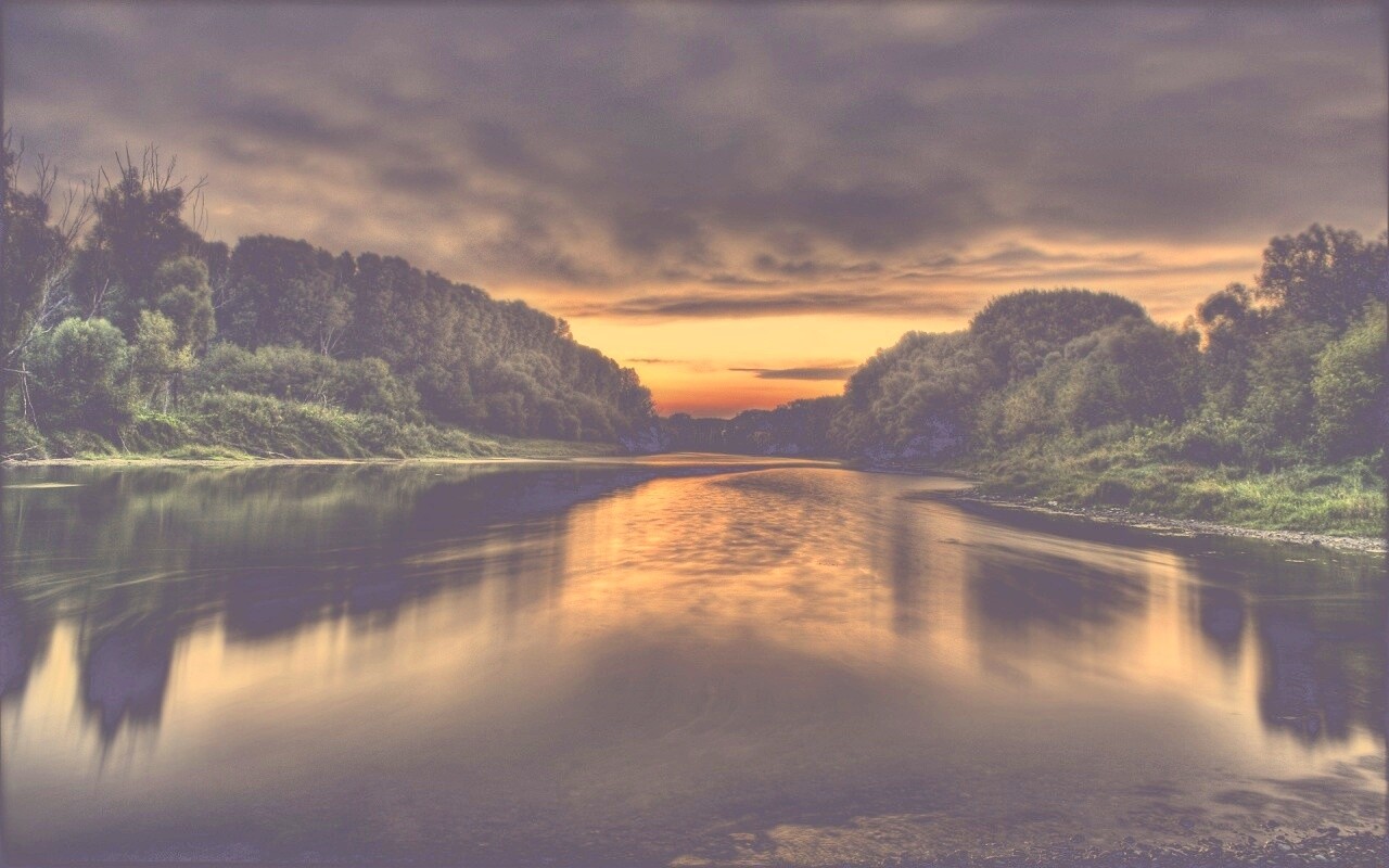 Багровый закат и водная гладь обои