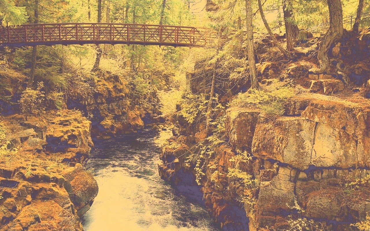 Мостик через реку в лесу обои