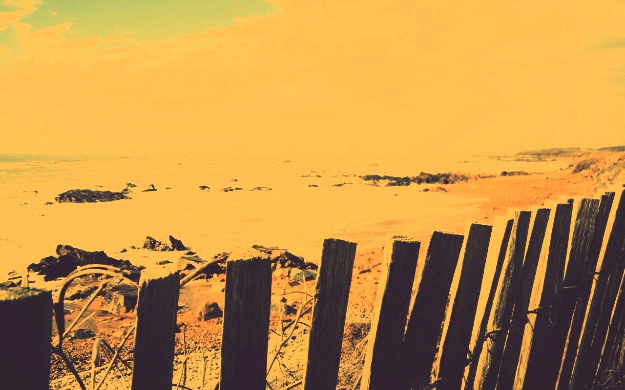 Закрытый пляж за забором обои