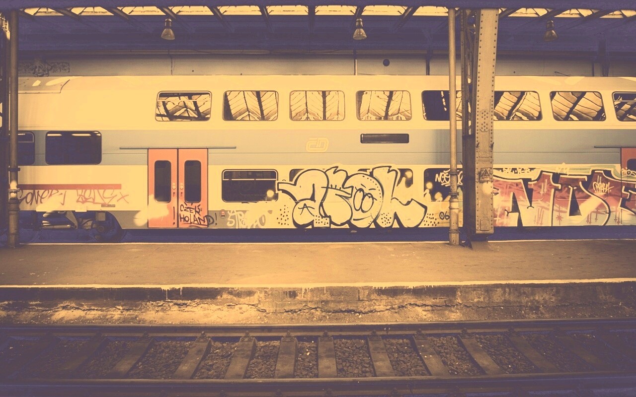 Изрисованный вагон метро обои