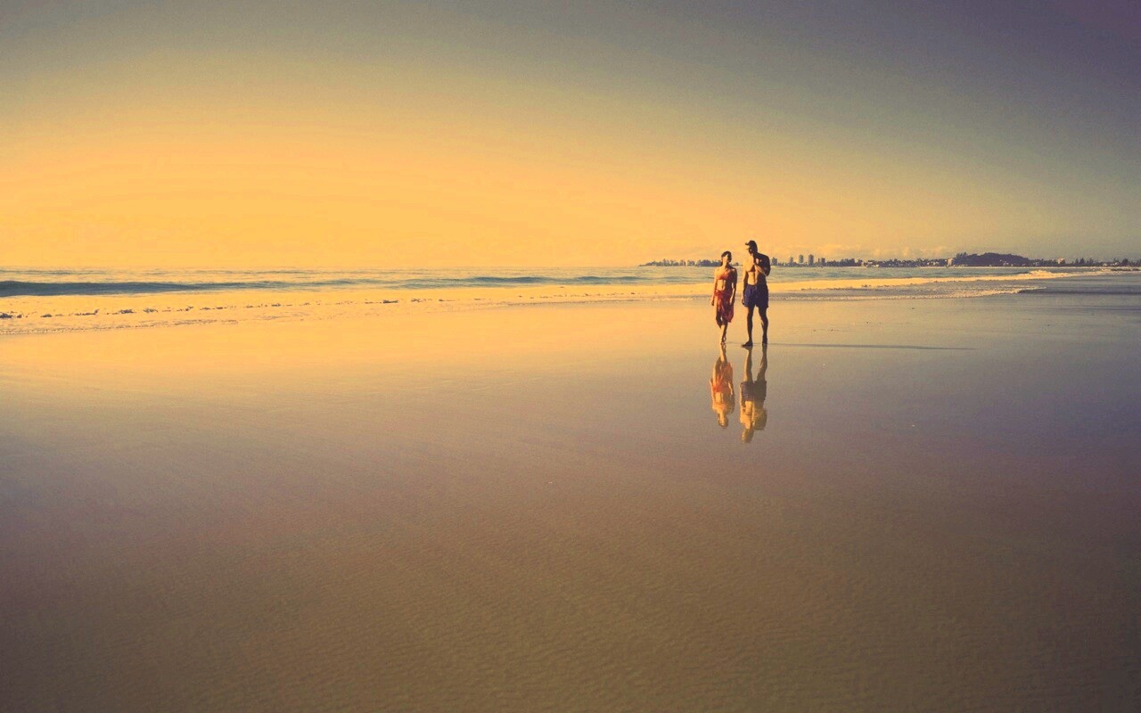 Прогулка у моря обои