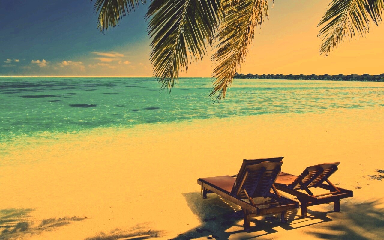 Шезлонги у самой воды обои