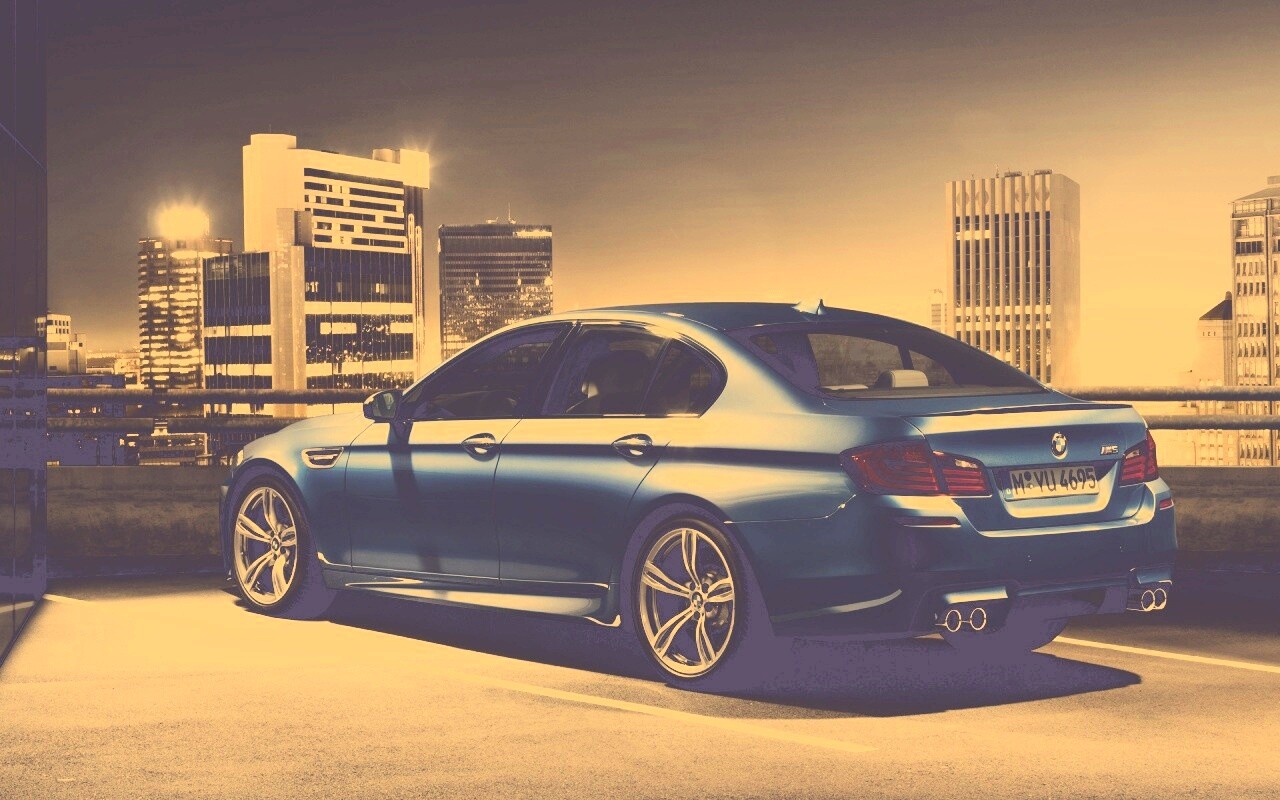 BMW F10 на городской парковке обои