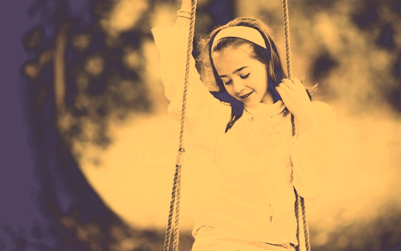 Девочка на качелях обои