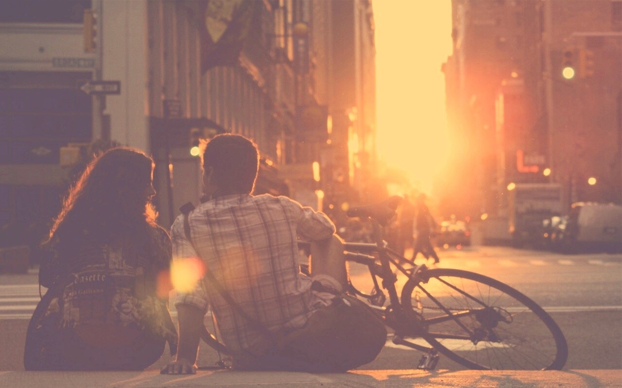 Девушка и парень с велосипедом на закате обои