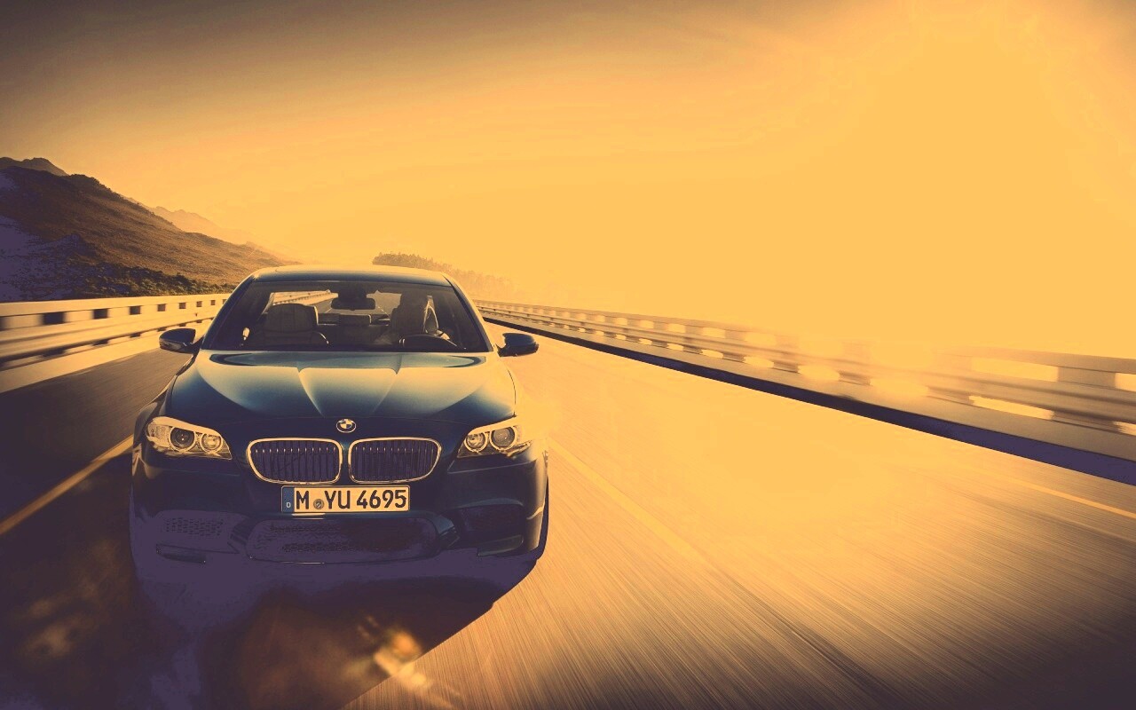 Синий БМВ на дороге обои