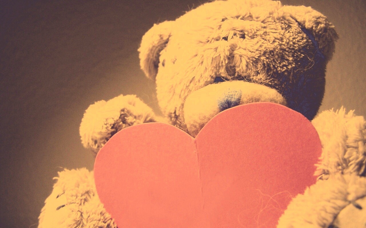 Мишка с сердцечком обои