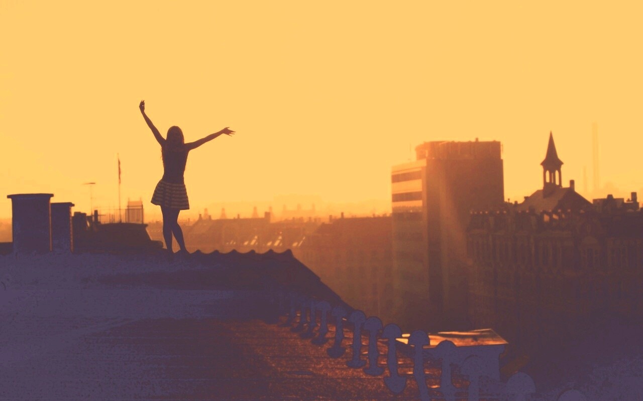 Девушка на крыше обои