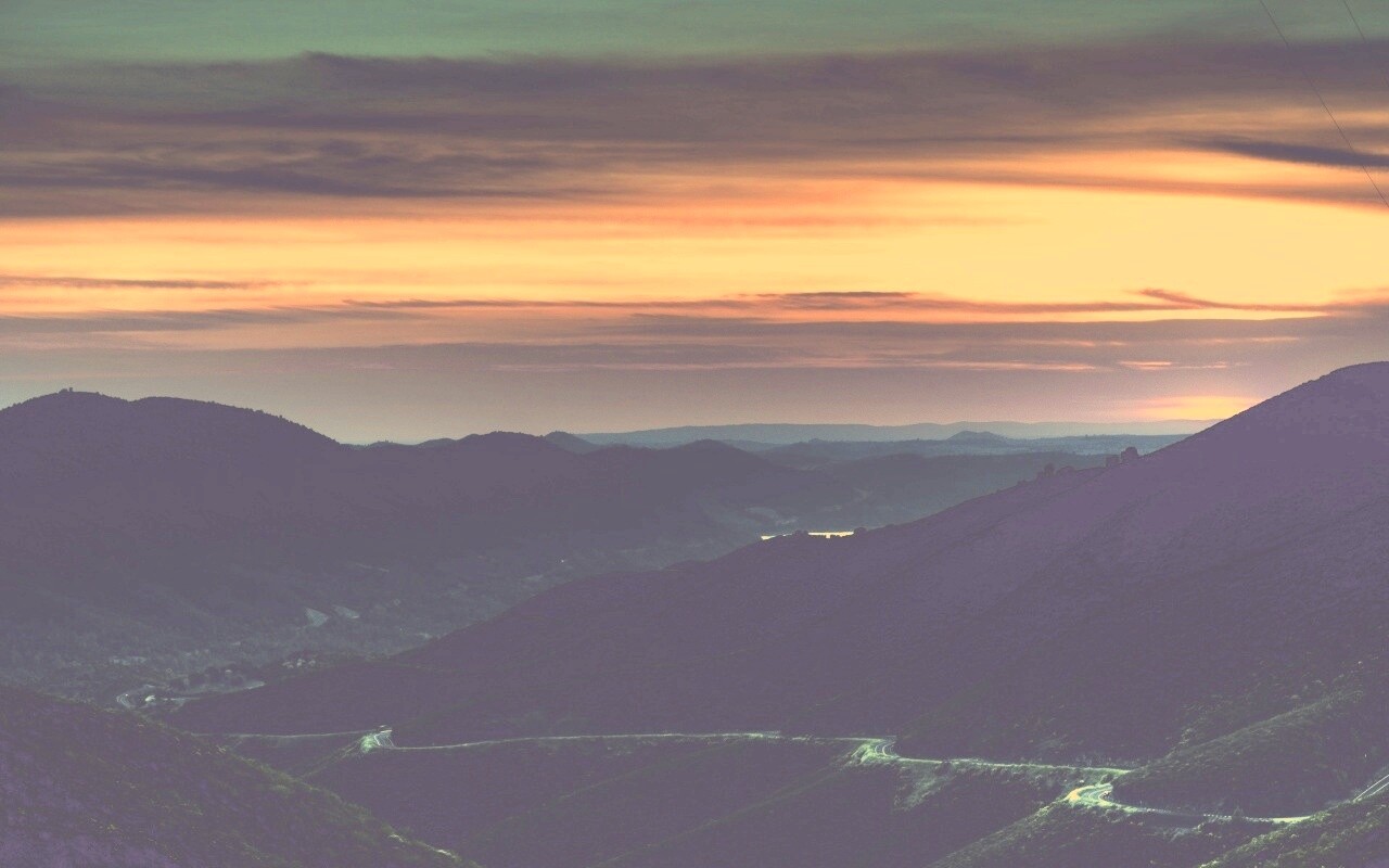 Дорога спускается с гор в долину обои