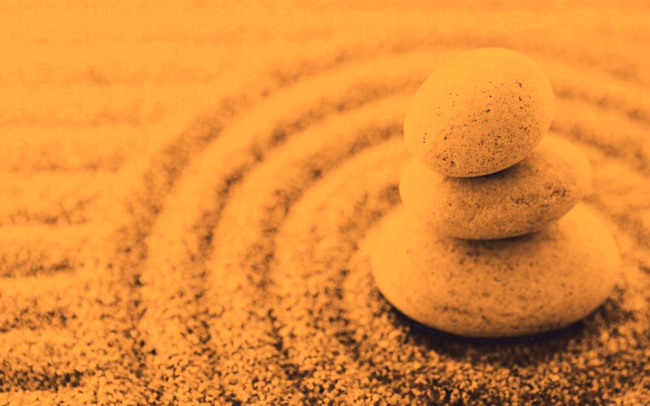 Пирамидка в саду камней обои